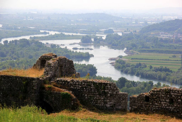 River Drin poblíž Shkoderu. Pohled na řeku ze staré pevnosti Shkodra, hrad Rozafa - Fotografie, Obrázek
