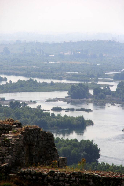 River Drin cerca de Shkoder. Vista del río desde la antigua fortaleza de Shkodra, Castillo de Rozafa - Foto, Imagen