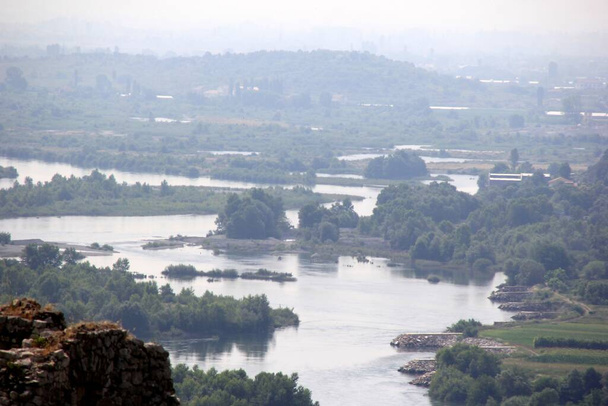 River Drin perto de Shkoder. Vista do rio da antiga fortaleza de Shkodra, Castelo de Rozafa - Foto, Imagem