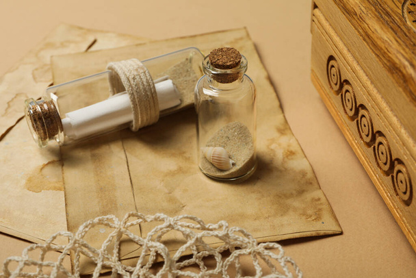 Kolumbův den. Staré obálky a skleněná láhev s písmenem uvnitř - Fotografie, Obrázek