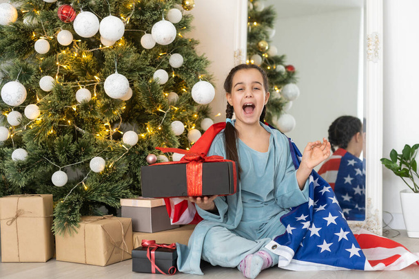 bambina a Natale con bandiera USA. - Foto, immagini