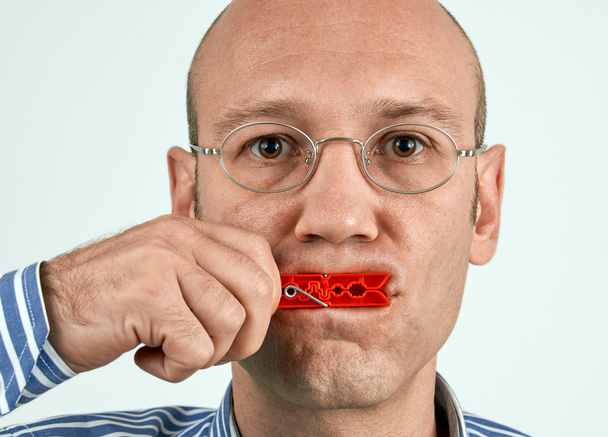 Homem com a boca bem fechada
 - Foto, Imagem