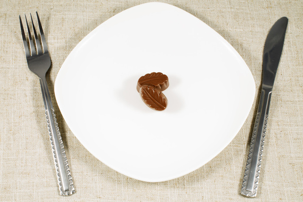 Шоколадные конфеты на тарелке
 - Фото, изображение