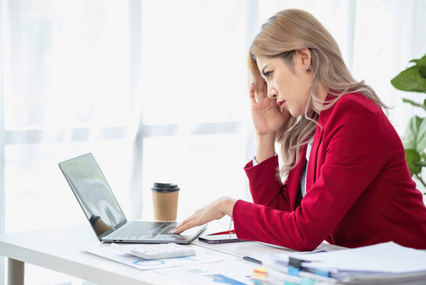 Konzept Burnout-Syndrom. Asiatische Geschäftsfrau fühlt sich unwohl bei der Arbeit. Was durch Stress verursacht wird, angehäuft durch erfolglose Arbeit und weniger ruhenden Körper. Konsultieren Sie einen Fachpsychiater. - Foto, Bild