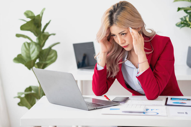 Concept Burnout Syndrome. Asian business Woman feels uncomfortable working. Which is caused by stress, accumulated from unsuccessful work And less resting body. Consult a specialist psychiatrist. - Photo, Image