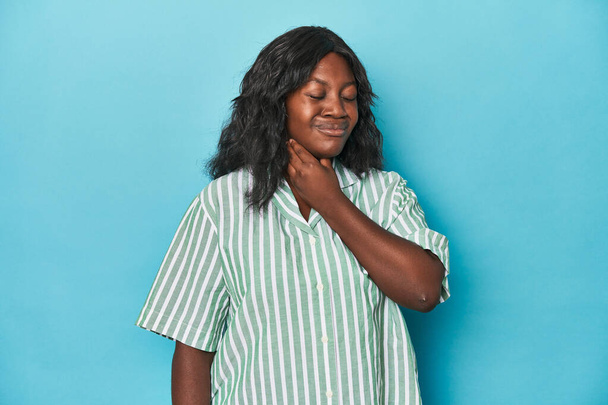 Mladý africký americký curvy žena trpí bolestí v krku v důsledku viru nebo infekce. - Fotografie, Obrázek