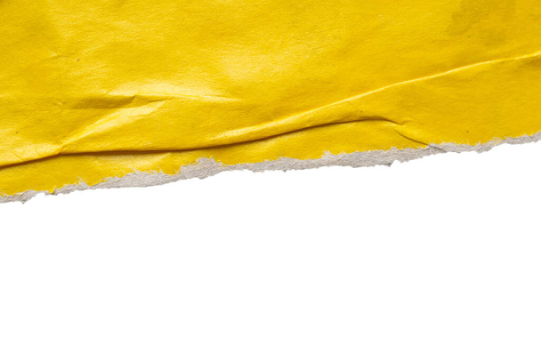 Geel gescheurd papier gescheurde randen strips geïsoleerd op witte achtergrond - Foto, afbeelding