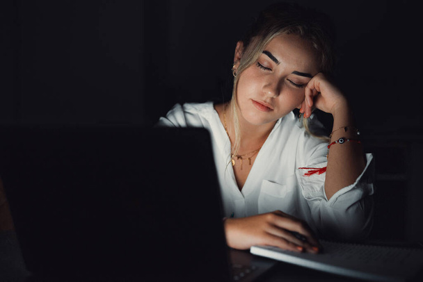 Zmęczony nastolatek dziewczyna kaukaski student uniwersytetu zasypia wyczerpany po trudnej nauki egzaminu test, pozbawiony leniwy młoda kobieta śpi siedzieć przy biurku czuć zmęczenie o drzemkę nudzi się nauka koncepcja - Zdjęcie, obraz