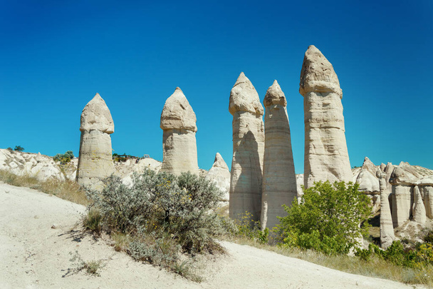 Kapadokya 'daki Aşk Vadisi' nde yaz aylarında mavi gökyüzüne karşı eşsiz jeolojik oluşumlar. Goreme, Nevsehir, Türke 'deki popüler turistik bölge - Fotoğraf, Görsel