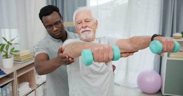 Fizyoterapi, halterli kol egzersizi ya da iyileşme, iyileşme ve iyileşme için yaşlı bir adam. Egzersiz konusunda yardım, yardım veya Afrikalı fizyoterapist yaşlı bir hastaya tavsiye. - Fotoğraf, Görsel