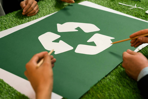 Recyklovat ikonu na zasedacím stole v kanceláři s podnikateli, kteří plánují ekologické podnikatelské investice do nakládání s odpady, protože recyklace snižuje koncepci opětovného použití pro čistý ekosystém. Kouzelný - Fotografie, Obrázek