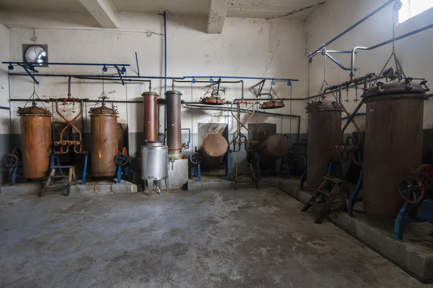 Vecchie vasche di distillazione per aguardiente (bevanda alcolica
) - Foto, immagini