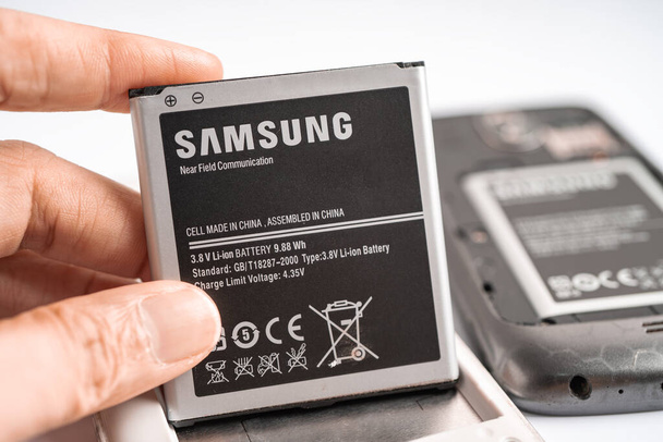 Oké, bedankt, Thaland. MEI 1 2023 technicus repareren en invoegen batterij voor Smartphone SAMSUNG. - Foto, afbeelding