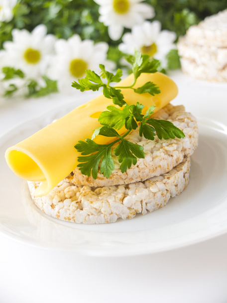 Gâteaux de riz au fromage, au persil et aux fleurs de camomille - concept de saine alimentation
 - Photo, image