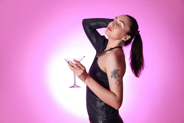 Mulher bonita com martini no fundo rosa - Foto, Imagem