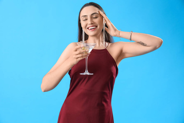Gyönyörű nő martini kék háttér - Fotó, kép