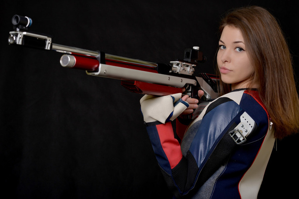vrouw opleiding sport schieten met lucht geweer pistool - Foto, afbeelding