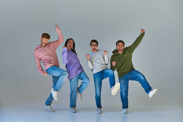 amigos felizes multiculturais em roupas urbanas pulando e tendo grande tempo, diversidade cultural - Foto, Imagem