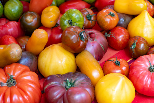 フランスのサラダトマトの盛り合わせ、日当たりの良い日にフランスのプロヴァンスで市場で大きなヒルロームトマトの新しい収穫 - 写真・画像