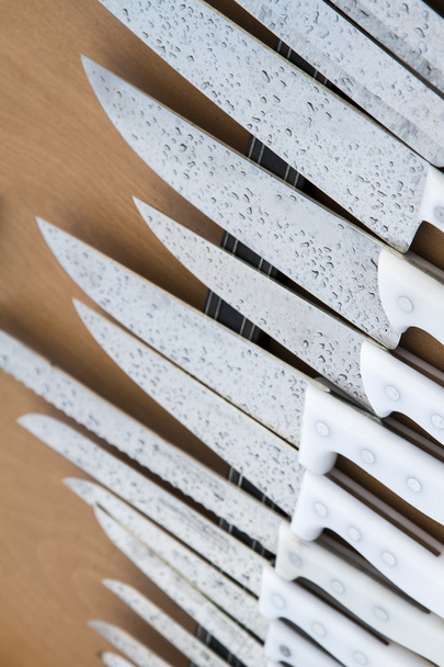Kokoelma perinteisiä veitsiä myytävänä markkinoilla
 - Valokuva, kuva