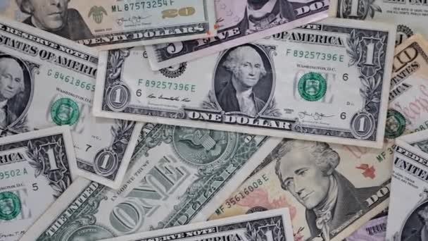 billetes en dólares estadounidenses apilados de diferentes denominaciones - Imágenes, Vídeo
