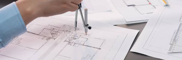 Építész vagy mérnök dolgozik épület tervrajz, vállalkozó tervezése és rajza tervrajz elrendezés épület építési projekt. Építőmérnöki és építészeti koncepció. Belátás - Fotó, kép