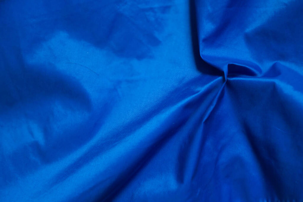 Hintergrund und Textur des metallischen Gewebes in blau - Foto, Bild