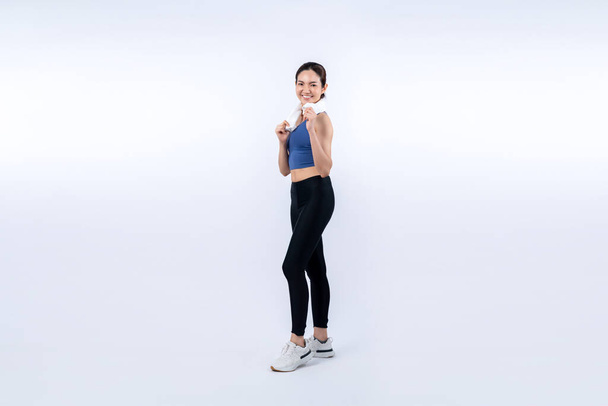 Ganzkörper asiatische Frau in Sportbekleidung Porträt, lächelnd und posiert fröhlich Geste. Workout-Training mit attraktiven Mädchen engagieren sich in ihrem Streben nach einem gesunden Lebensstil. Isolierter Hintergrund - Foto, Bild