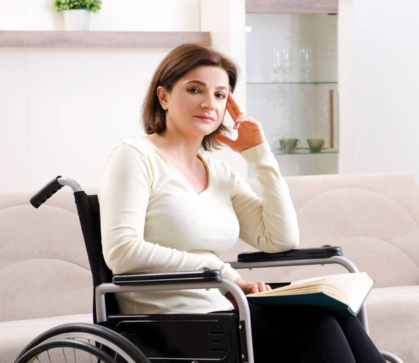 A mulher em cadeira de rodas em casa - Foto, Imagem