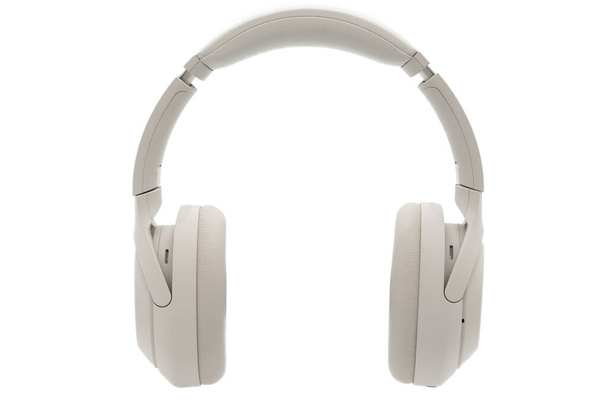 Fondo de auriculares inalámbricos de plata sobre fondo aislado. Con cancelación de ruido y micrófono integrado. - Foto, imagen