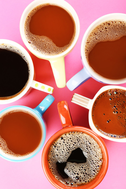Muitas xícaras de café no fundo rosa
 - Foto, Imagem