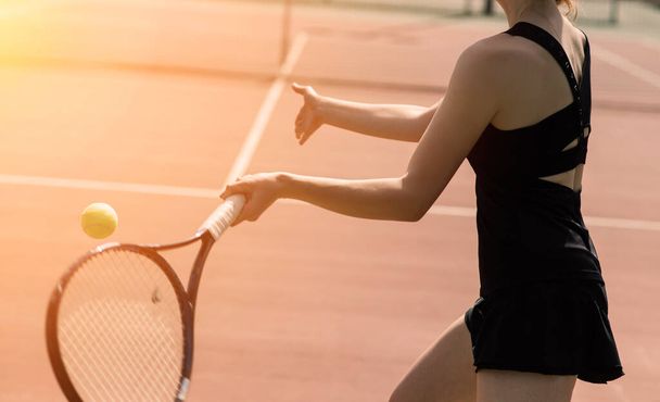 Теннисные мячи и ракета на кортовом поле в солнечный день, спорт, хобби - Фото, изображение