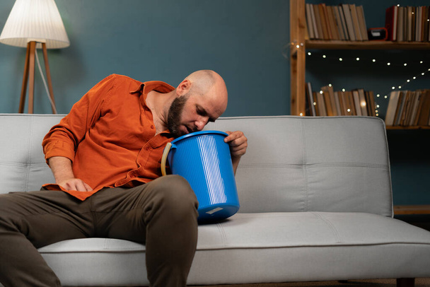 Dospělý muž trpící bolestí břicha a nevolností doma na gauči. Svislé video - Fotografie, Obrázek