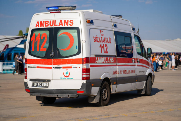 112 турецкая скорая помощь. Анкара, Турция - 30 августа 2023 года. - Фото, изображение