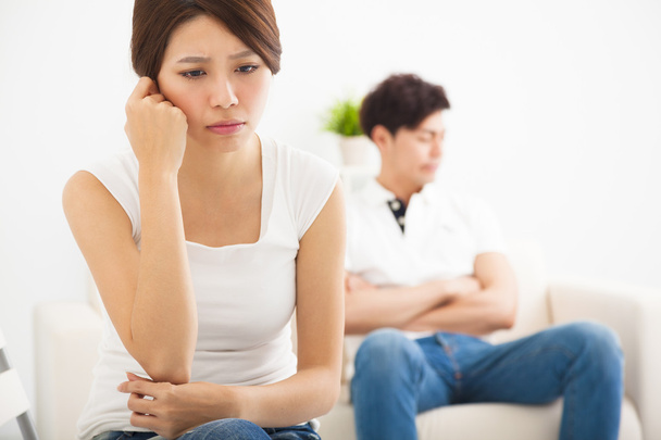 mladí manželé nemluví po boji v obývacím pokoji  - Fotografie, Obrázek