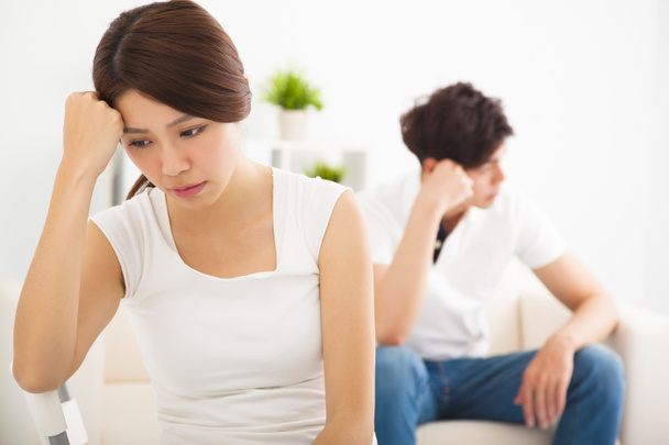 asiático joven pareja no hablando después de pelea en sala de estar
  - Foto, Imagen