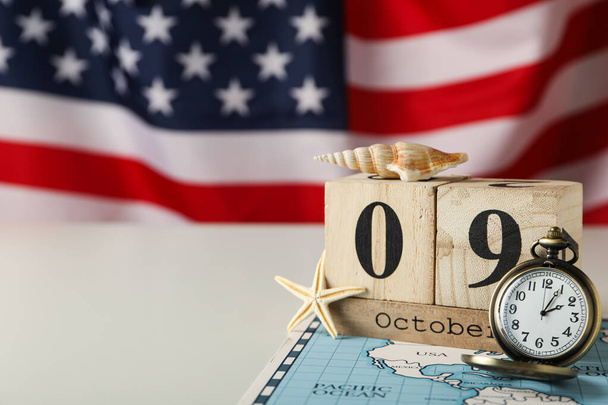 Kolumbův den. Kalendář s hodinami na pozadí americké vlajky - Fotografie, Obrázek