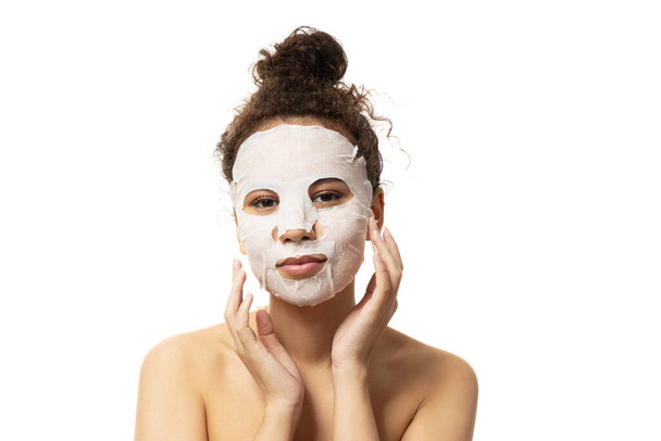 PNG, attraktives Mädchen mit Kosmetikmaske auf der Facette, isoliert auf weißem Hintergrund - Foto, Bild