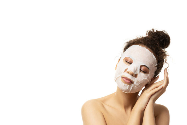 PNG, aantrekkelijk meisje in een cosmetisch masker op haar facet, geïsoleerd op witte achtergrond - Foto, afbeelding