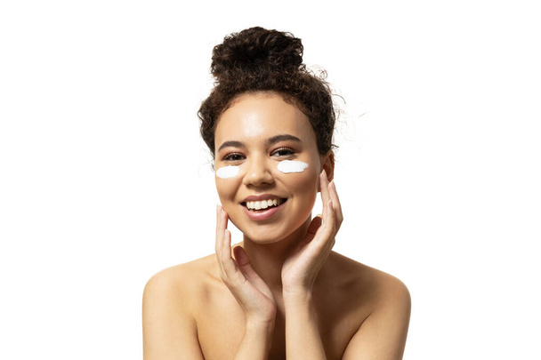PNG, attraente ragazza applica la crema sul suo viso, isolato su sfondo bianco - Foto, immagini