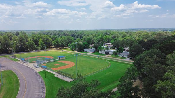 Zengin yeşil ağaçlarla çevrili Jackson Mississippi 'nin banliyösü, Richland' daki seyyar karavan evi yakınlarındaki beyzbol parkı kompleksi. Hava manzaralı toplum dinlenme tesisi - Fotoğraf, Görsel