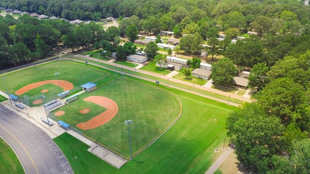 Zengin yeşil ağaçlarla çevrili Jackson Mississippi 'nin banliyösü, Richland' daki seyyar karavan evi yakınlarındaki beyzbol parkı kompleksi. Hava manzaralı toplum dinlenme tesisi - Fotoğraf, Görsel