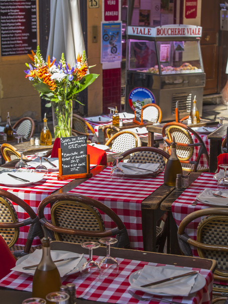 Nice, Francja, na 13 marca 2015. Małe tabele ulicznych kawiarni w stylu prowansalskim na starym mieście - Zdjęcie, obraz