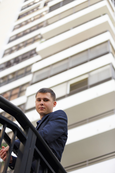 Businessman with building in background - Fotografie, Obrázek