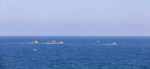 Рыбацкие лодки отправились в море ловить рыбу - Фото, изображение