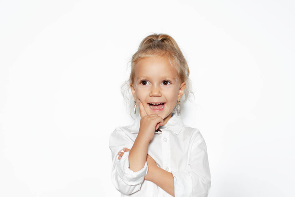 Studio πορτρέτο του χαμογελαστού κοριτσιού απομονωμένο σε λευκό φόντο. - Φωτογραφία, εικόνα