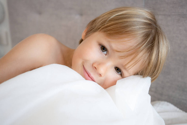 Primer plano retrato de la mañana lindo niño en la cama - Foto, imagen