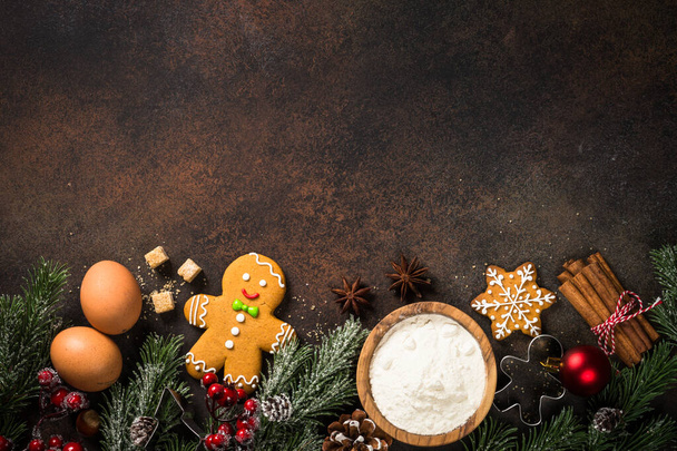 Різдвяна випічка Інгредієнти з святковими прикрасами. Вид зверху з пробілом для копіювання
. - Фото, зображення