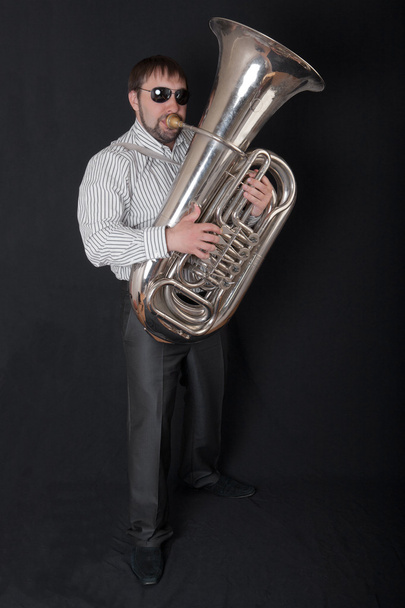 Homme jouant un tuba
 - Photo, image