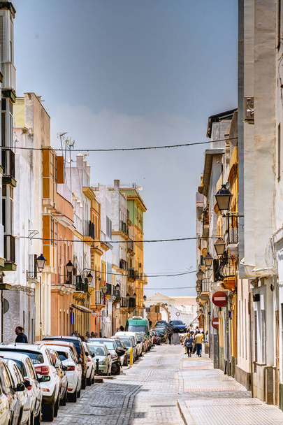 Cadiz, Spanien - 1. Juni 2023: Historisches Stadtzentrum bei sonnigem Wetter, HDR Image - Foto, Bild